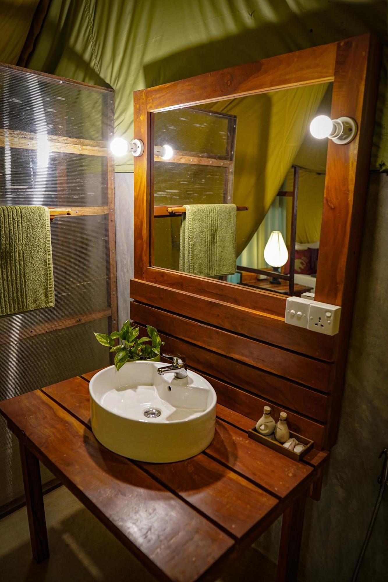 River Glamping by Gaga bees Udawalawe Bagian luar foto